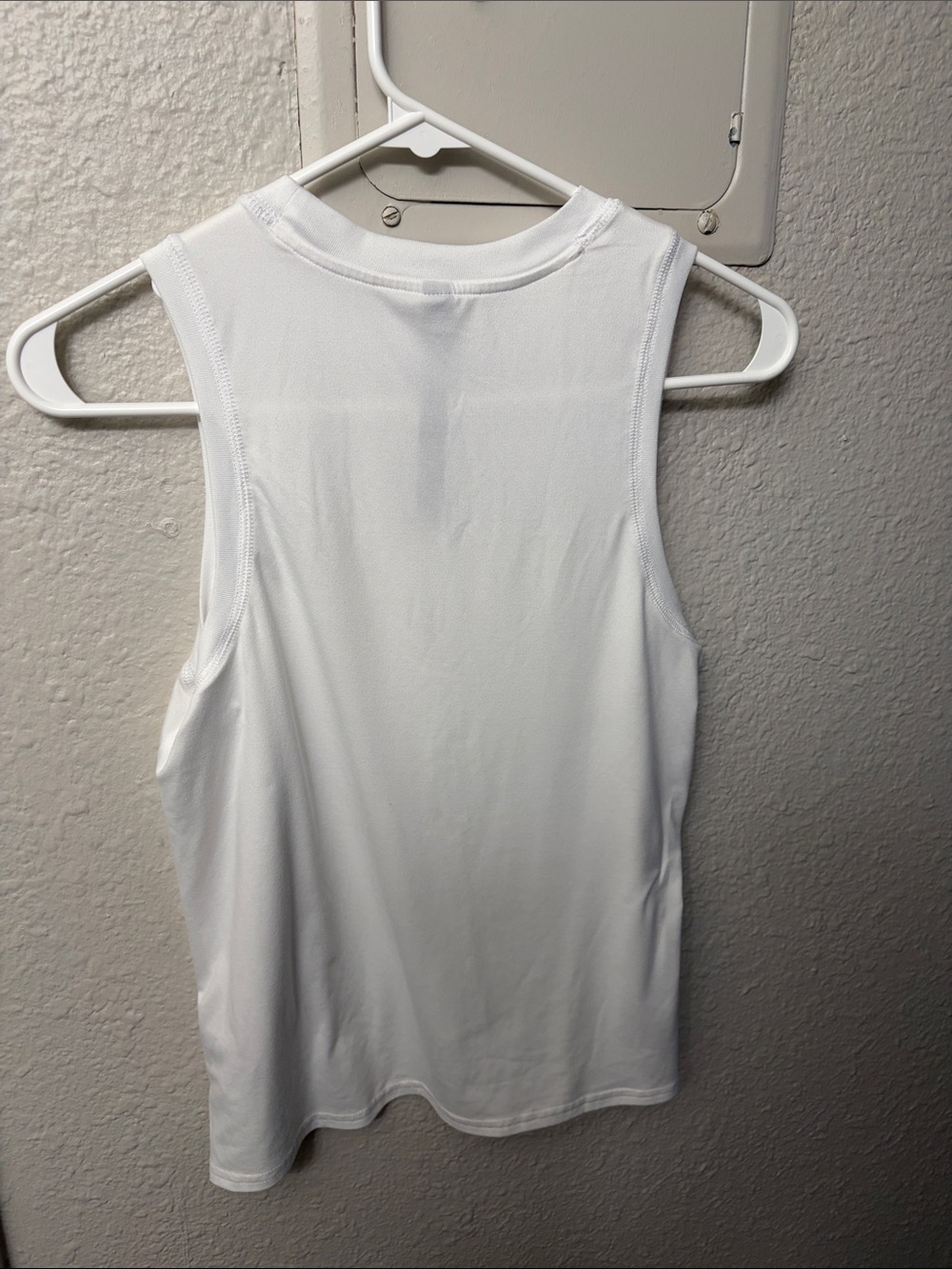 Vuori Energy Tank — Sleeveless Performance Tee in white - Size X-Small - Picture 4 of 5